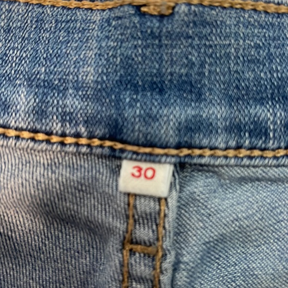 Levi’s Mid rise Midi Shorts - Picture 2 of 3